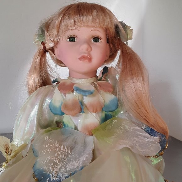 Porcelain lifelike baby doll in sitting position, displace, good condition. - Picture 2 of 6